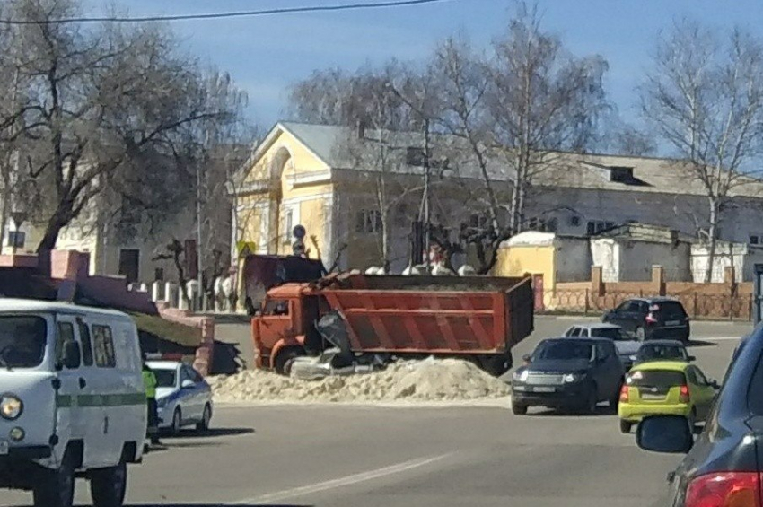 КамАЗ смял легковушку и засыпал песком 
