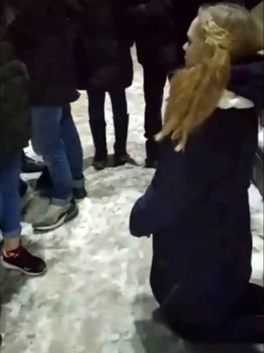 Тамбовчане обсуждают видео, где девочка извиняется перед толпой подростков, встав на колени