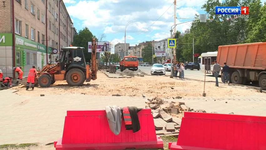 На Комсомольской площади рабочие приступили к ремонту тротуаров