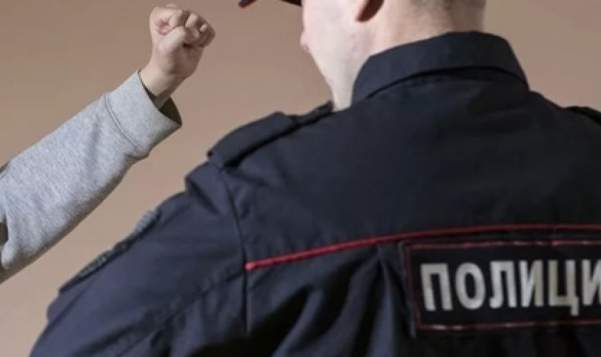 Дурная привычка - бить полицейских привела парня из Калинина под стражу 