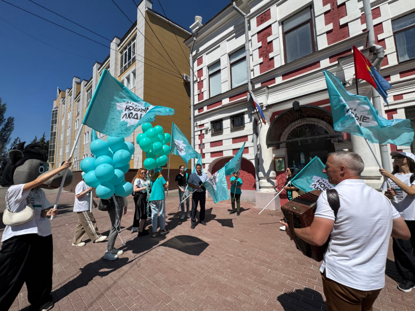 "Новые люди» в Тамбове устроили праздничное шествие с баянистом при подаче документов в горизбирком