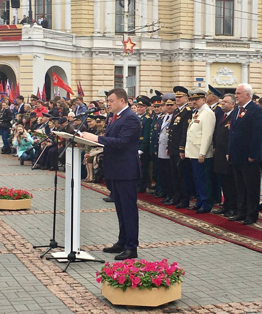 Губернатор поздравил ветеранов и участников парада с Днем Победы