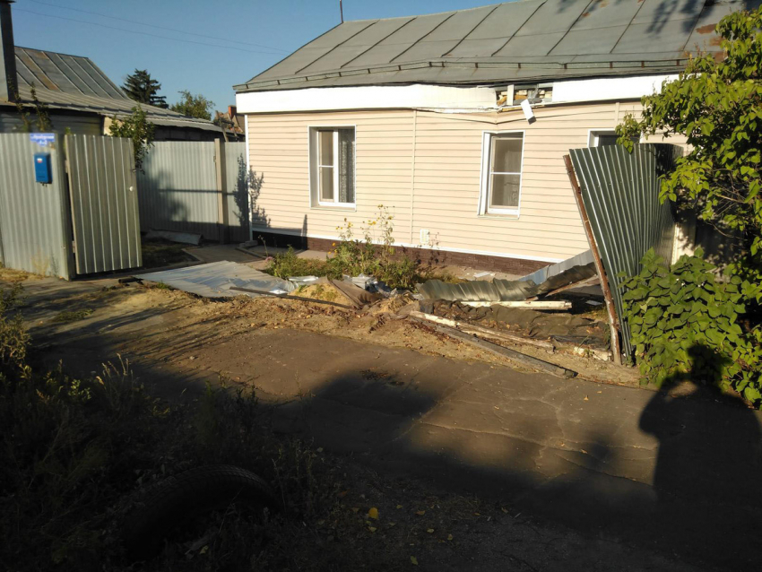 Забор упал на пенсионерку не выдержав контакта с КамАЗом 