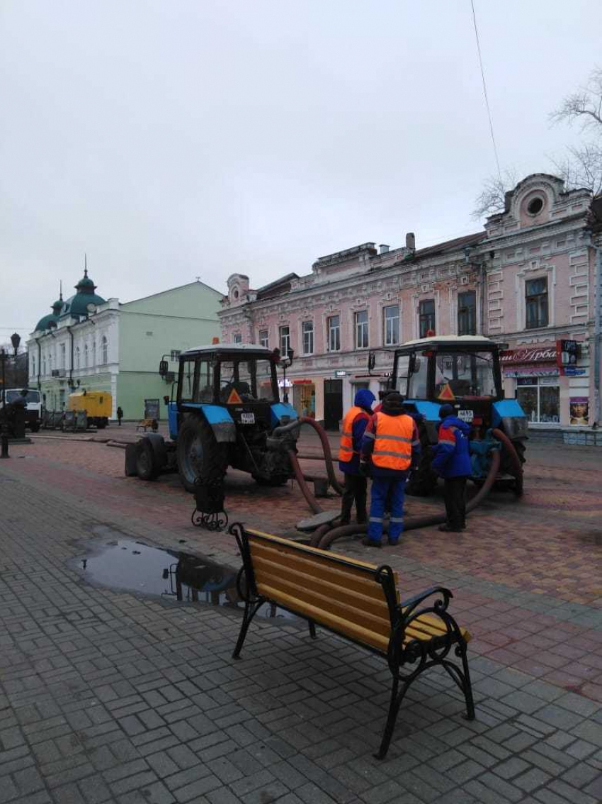 На улице Коммунальной вышел из строя канализационный колодец
