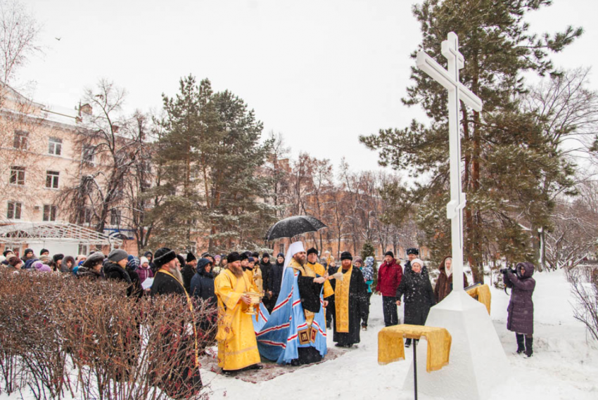 На Первомайской площади освятили поклонный крест и планируют восстановить Варваринскую церковь 