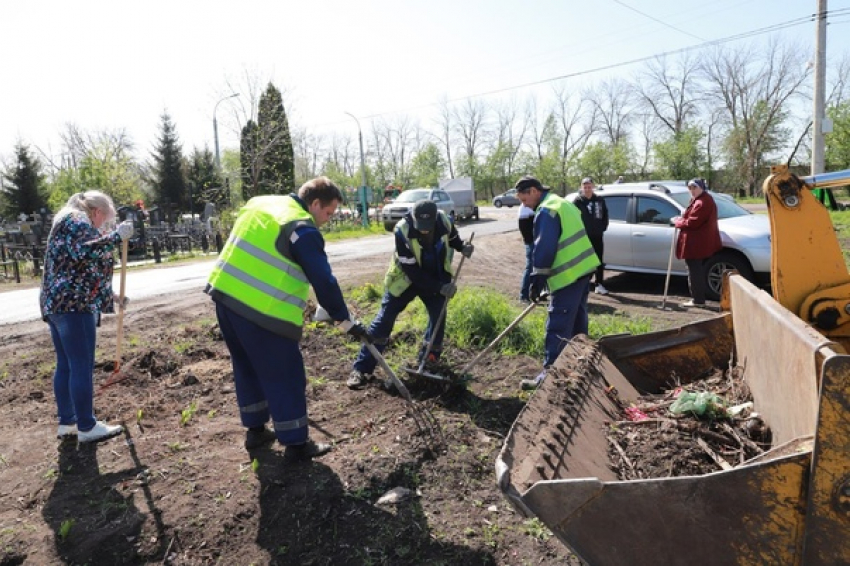 Работники «ТСК» и «ТОСК» убрали мусор на территории Полынковского кладбища
