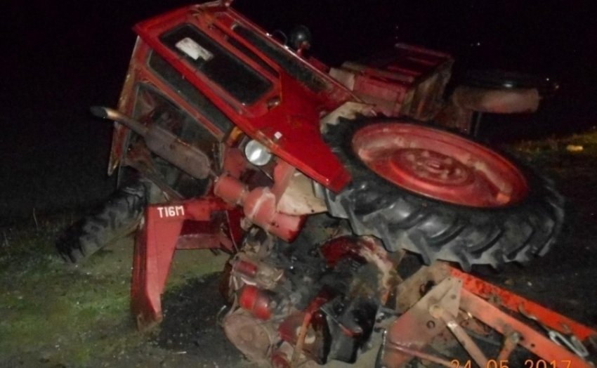 В Мичуринском районе «Mercedes» догнал трактор, тракторист пострадал