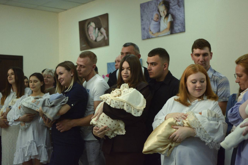 В Тамбове первым десяти мамам вручили подарочные наборы для новорождённых