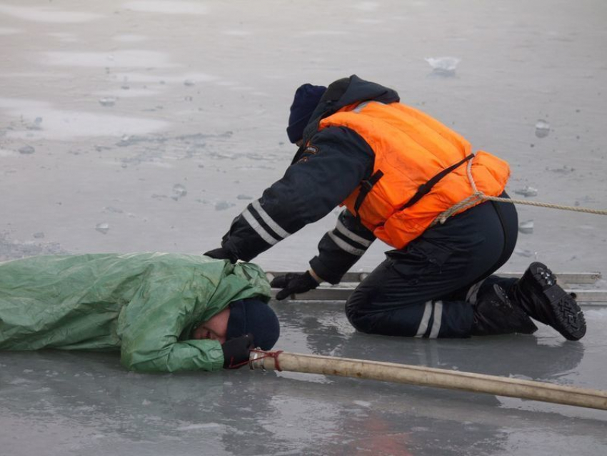 Толщина льда на водоемах области позволяет выходить на зимнюю рыбалку, но все еще требует предельной осторожности