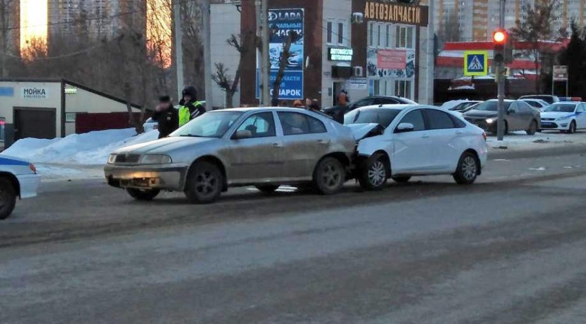 В Тамбове Lada Vesta «влетела» в Skoda Octavia: трое в больнице 