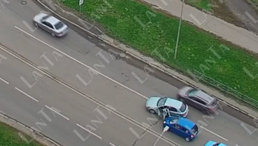 В Тамбове водитель кулаком помял капот подрезавшей его машине