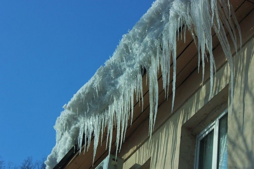 Сосульки и снег на крышах домов не беспокоили УК «ТИС». Зато обеспокоили прокуратуру 