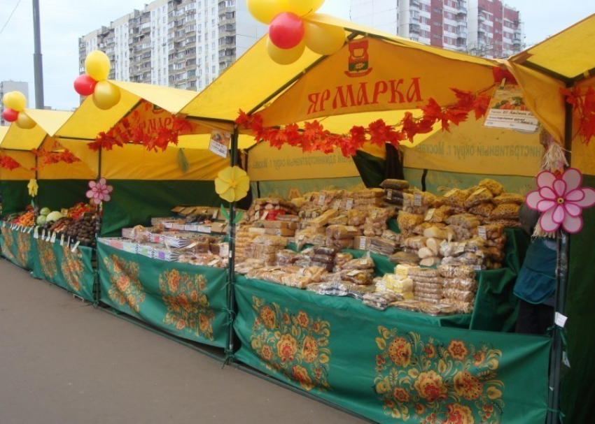 Матрешку и картошку можно купить на ярмарке в парке Победы