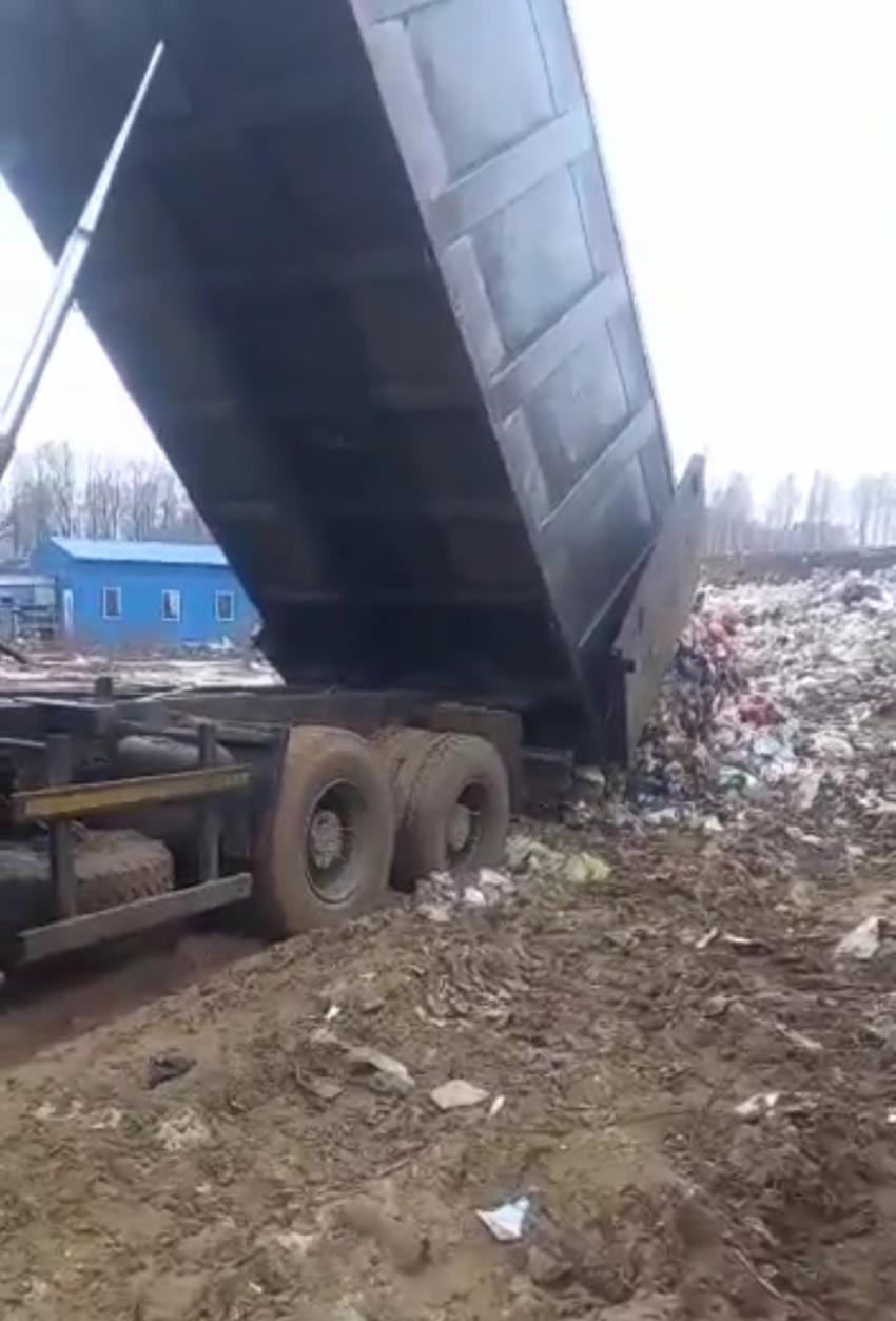 Коммунальная техника тонет в грязи мусорного полигона в Рассказовском районе