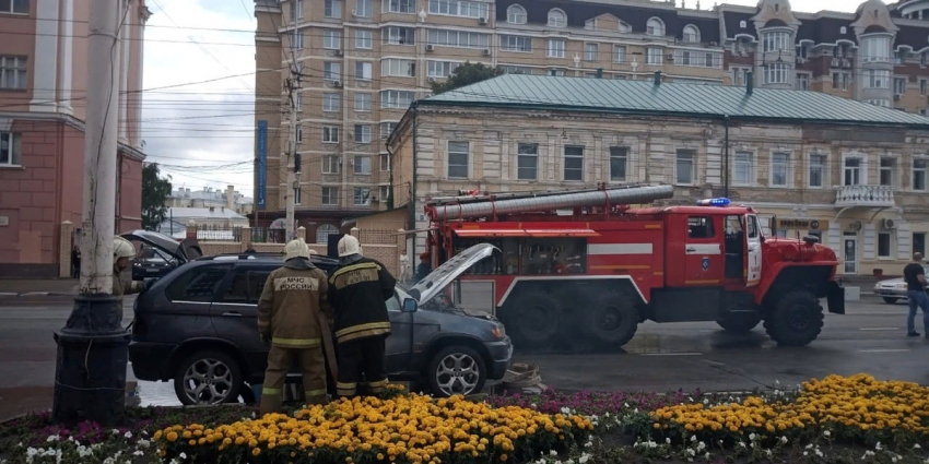 На главной улице города Тамбова сгорел внедорожник