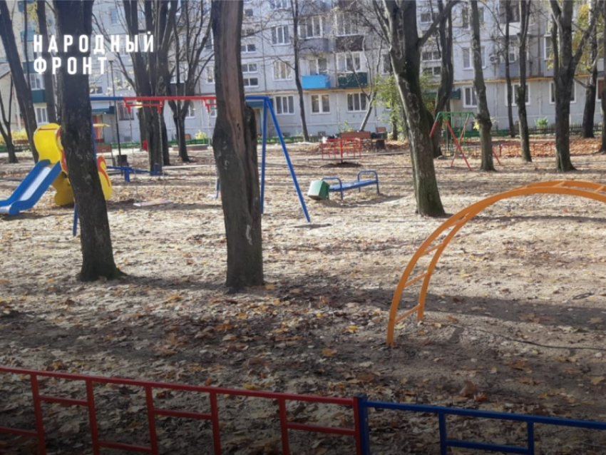 В Моршанске дети играют на небезопасных детских площадках