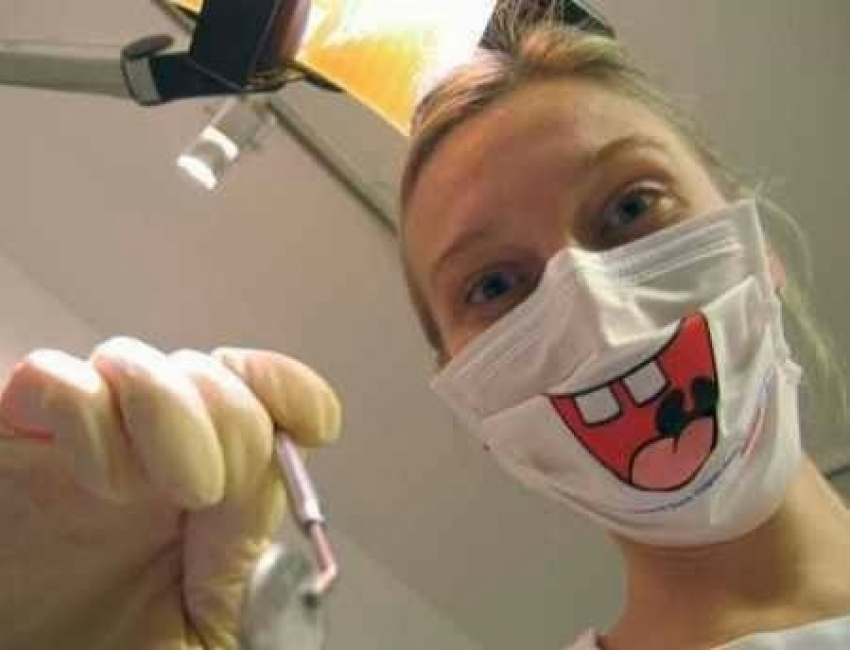 Студенты-стоматологи практикуются в работе с бормашиной во 2-й «зубной» 