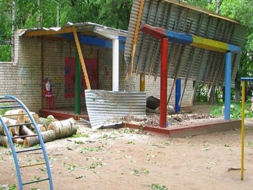 В детском саду в Знаменском районе устроили строительную свалку на месте беседки