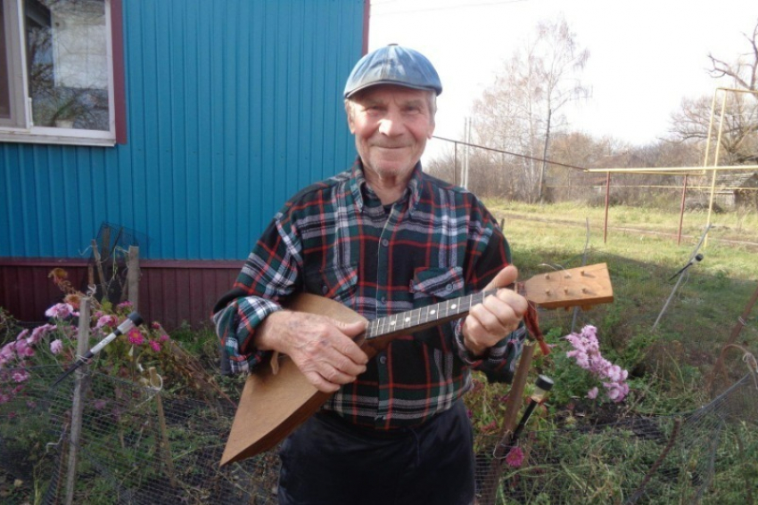 92-летний пенсионер из Гавриловки получил балалайку от Якубовича