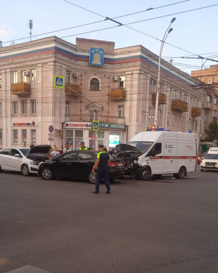 «Скорая» с больным ребёнком попала в ДТП в центре Тамбова 