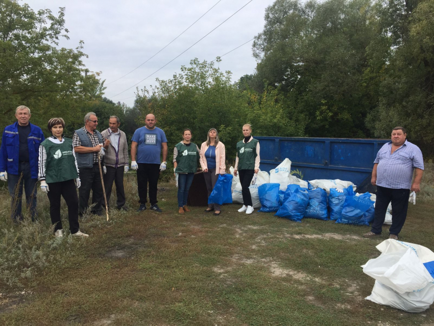 Тамбовские активисты собрали больше 50 мешков мусора на берегу Цны