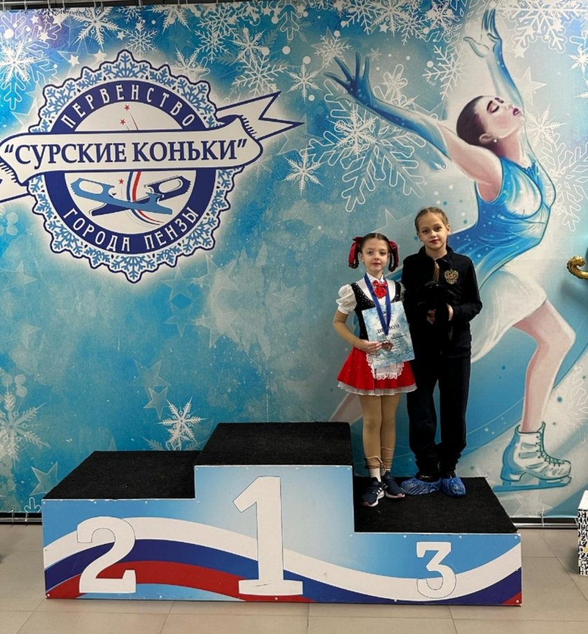 Моршанские спортсменки выступили на пензенском льду и завоевали медали