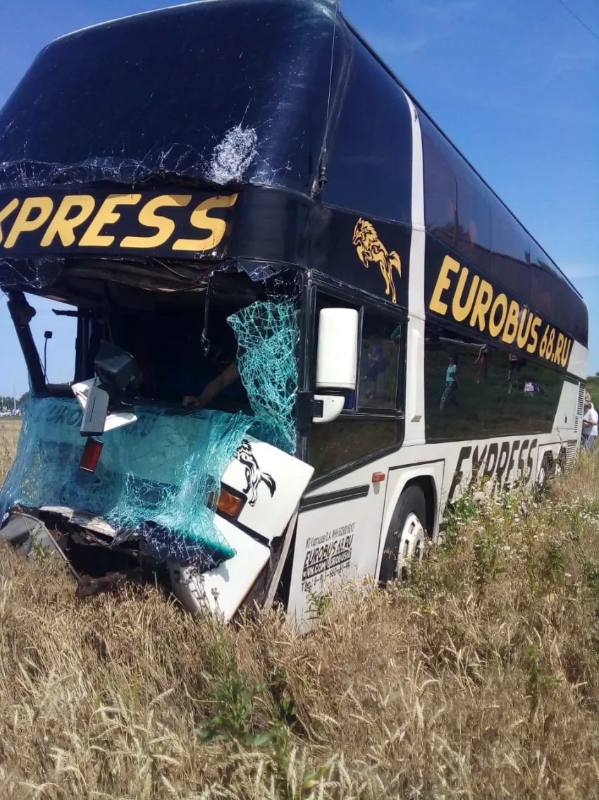 Автобус с туристами из Моршанска попал в «буханку» и сбил два столба