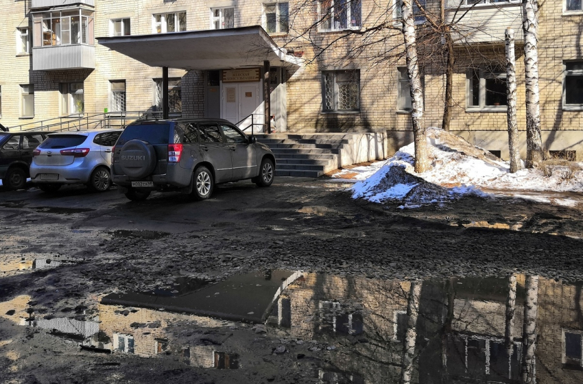 Беременным тамбовчанкам приходится пробираться в консультацию сквозь ямы и лужи 
