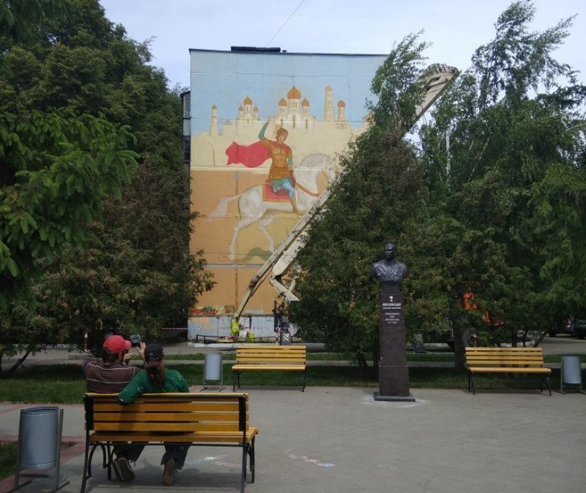 На памятник Комиссару Московскому теперь смотрит Георгий Победоносец