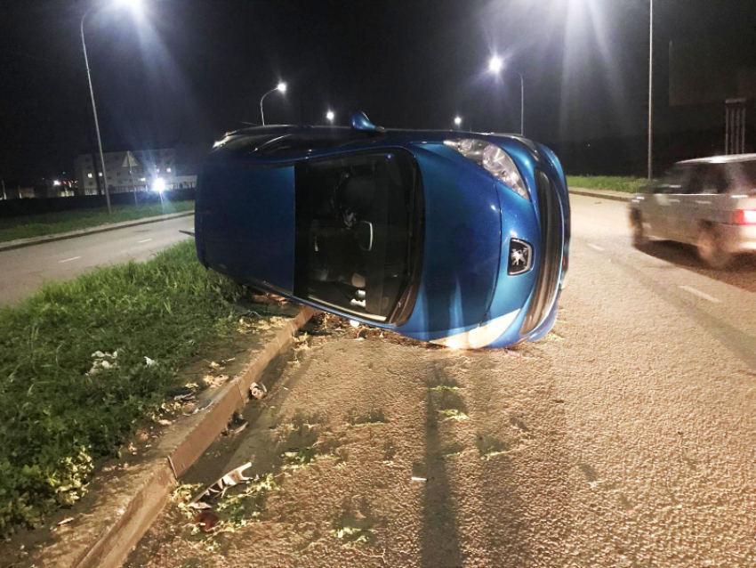 В Тамбове перевернулся автомобиль: трое пострадавших
