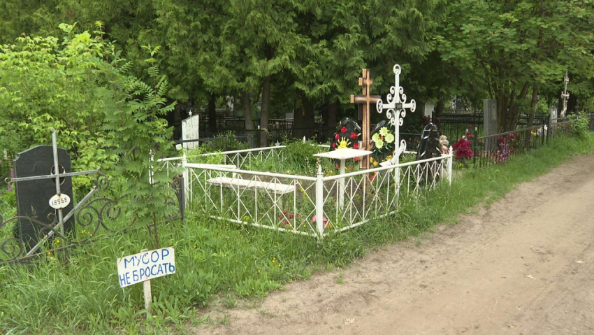 Власти Тамбова пытаются бороться со свалками на кладбищах установкой бункеров