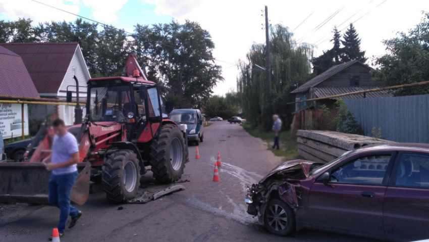 Chevrolet Lanos не смог победить экскаватор на улице Мичуринска: двое в больнице