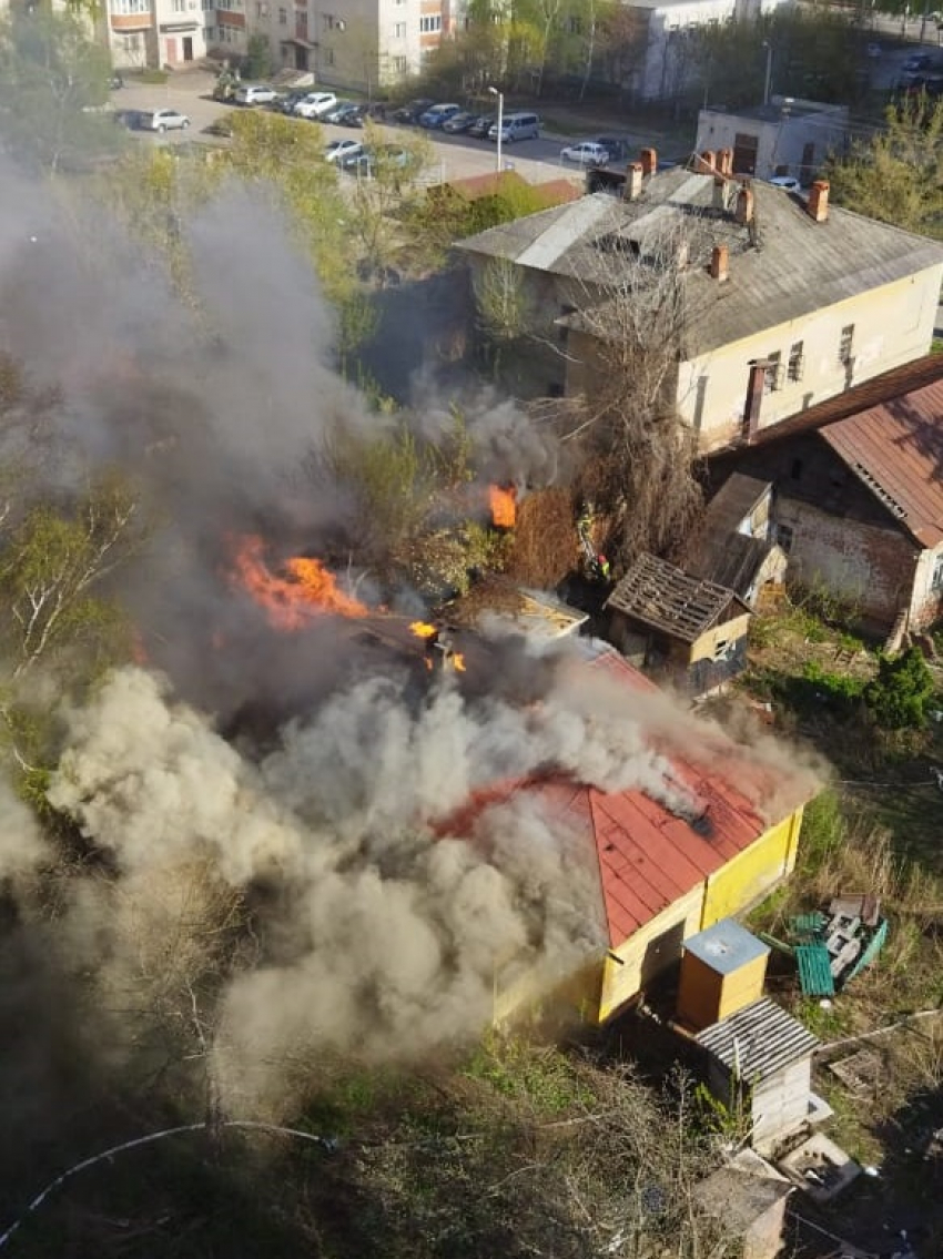 Четыре пожарных машины съехались на пожар в центре Тамбова
