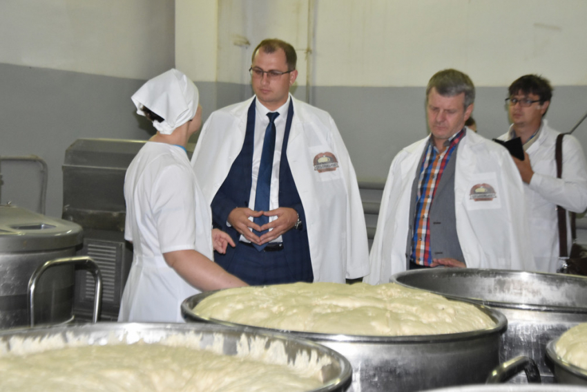 Вице-губернатор проверил качество булок  хлебокомбината «на Чичканова»