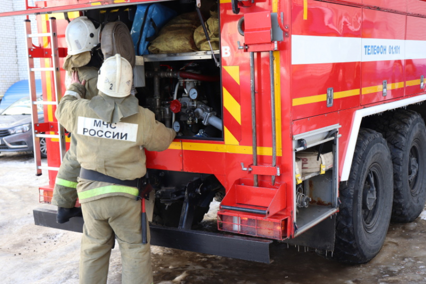 В селе Бокино под Тамбовом пожарные спасли семью из горящей квартиры