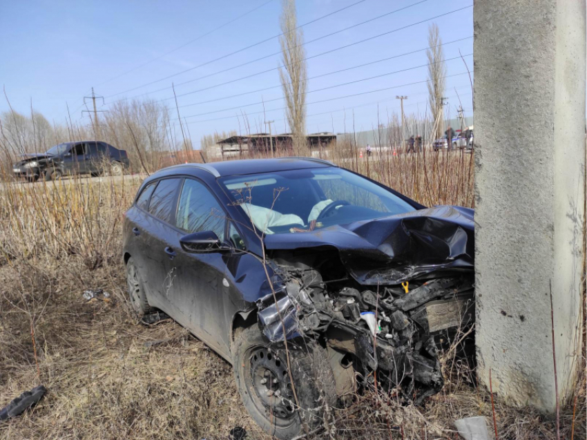 В Первомайском районе автомобиль отлетел в столб после столкновения