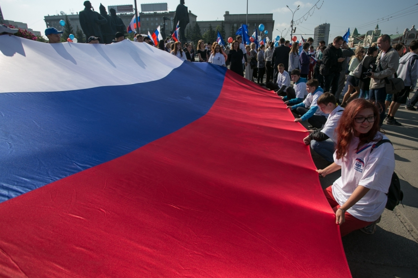 84-метровый флаг России развернут в Тамбове в честь государственного праздника 