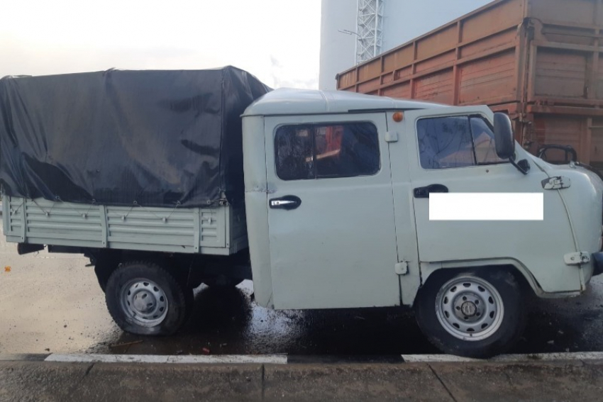 В Кирсанове водитель «КАМАЗа» с прицепом выехал на «встречку»