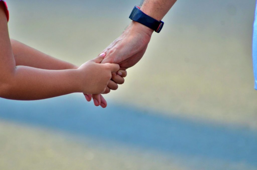 В Мичуринске женщина заставляла 5-летнюю девочку попрошайничать