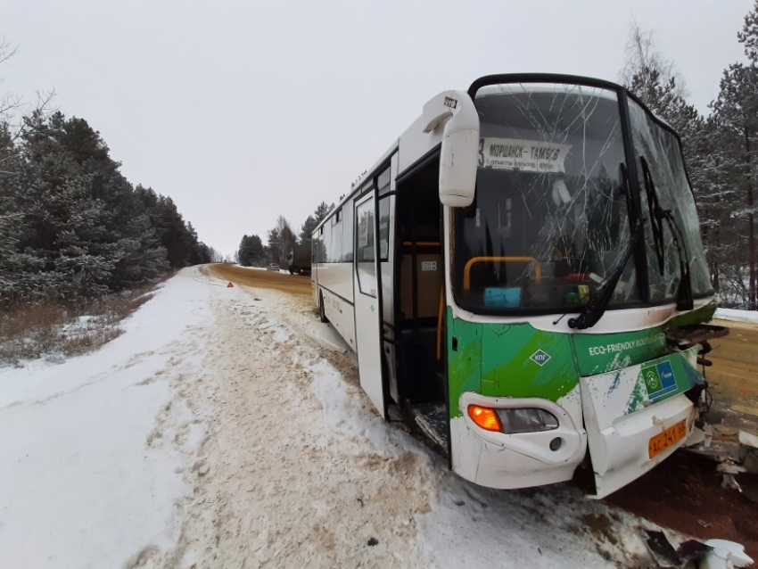 В Сосновском районе грузовик столкнулся с пассажирским автобусом №503