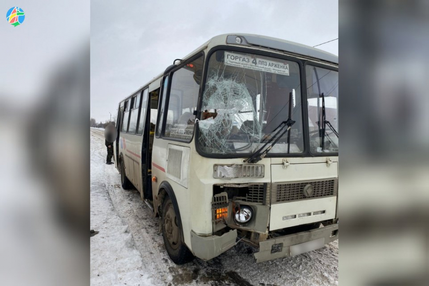 В городе Рассказово автобус врезался в остановочный павильон