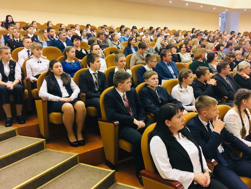 Тридцать одаренных школьников получили паспорта в главном зале администрации области 