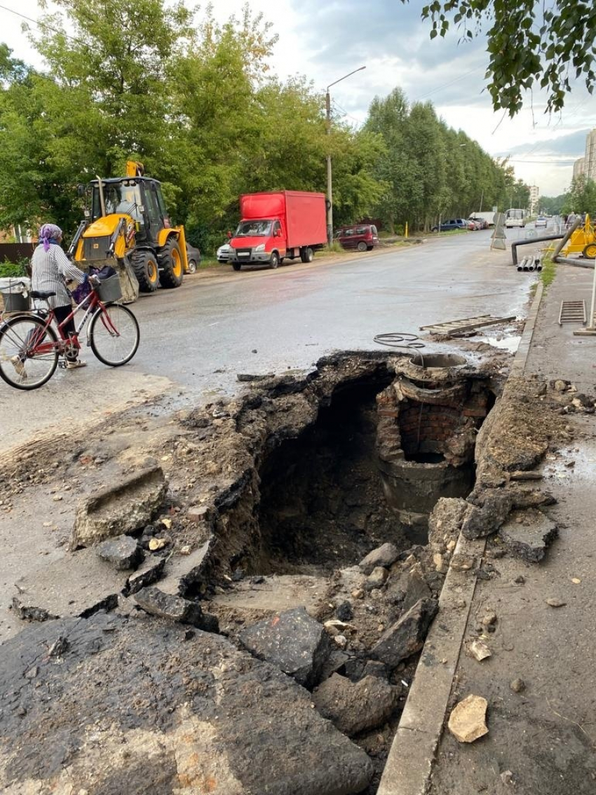 Рабочие «Тамбовской сетевой компании» устранили повреждение канализационного коллектора в Котовске