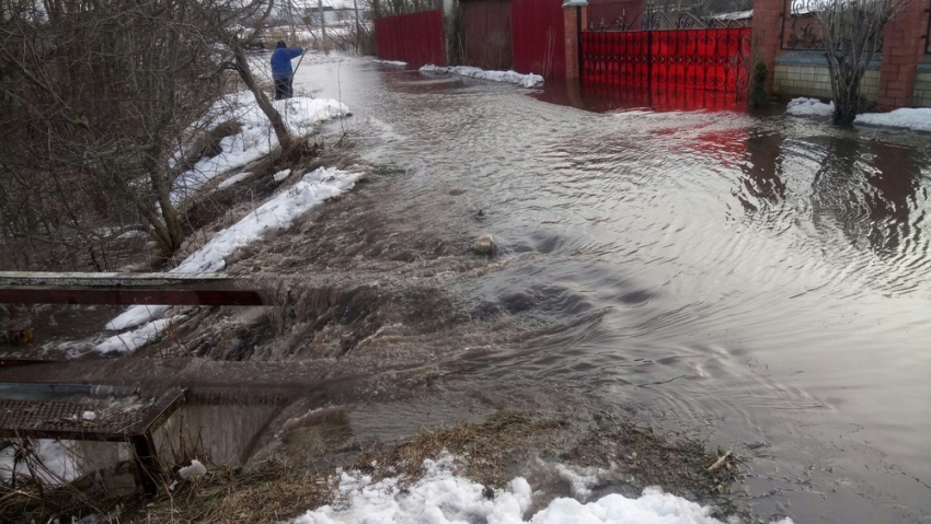 Вода наступает на населенные пункты региона. Введен режим повышенной опасности 