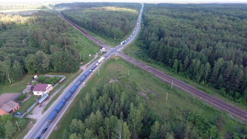 На трассе Тамбов-Пенза строят путепровод через железную дорогу