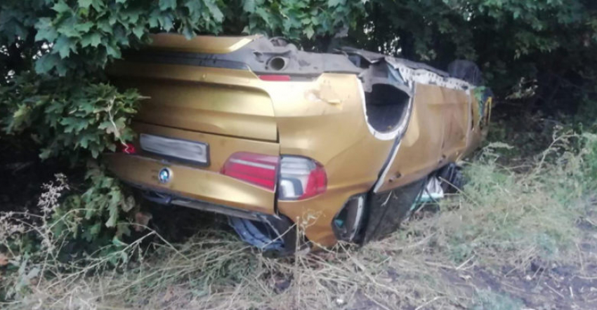 В Петровском районе «BMW X5» упал в кювет и перевернулся: погиб пассажир
