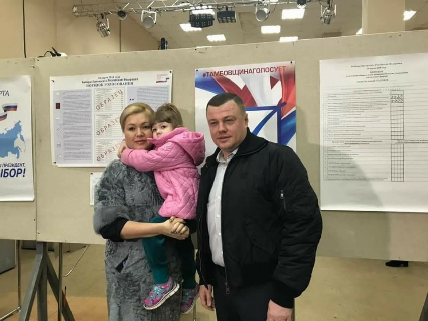 Александр Никитин пришел на избирательный участок с семьёй