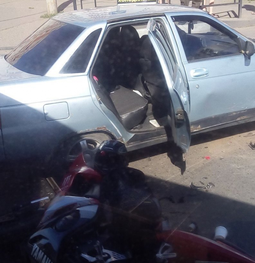 Мотоциклист не смог встать после столкновения с автомобилем на севере Тамбова 