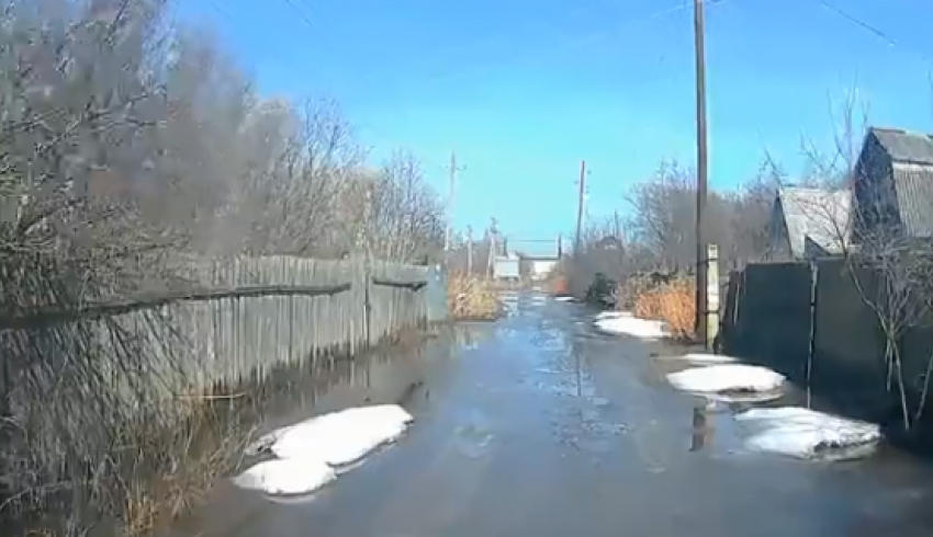 Вода перекрыла ряд дорог в регионе. Нет подъезда к селам. Затоплены мосты
