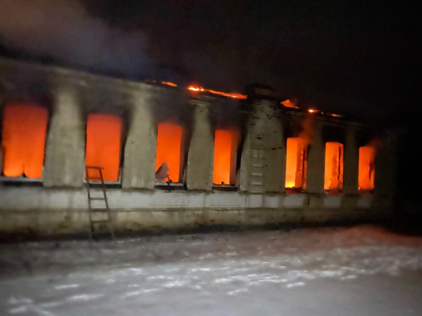 В Ржаксинском районе ночью сгорела школа